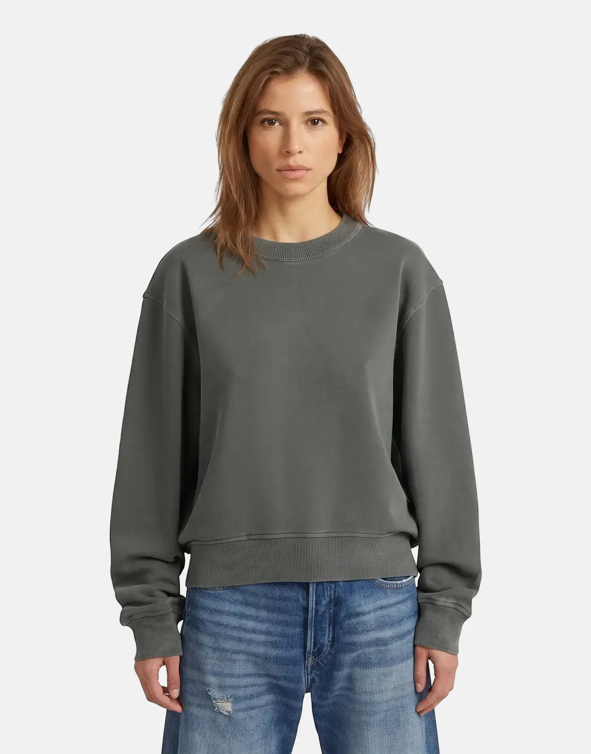A woman models a G-Star RAW Modern Basic Relaxed Asfalt sweatshirt in dark gray, featuring a crew neck and relaxed fit,