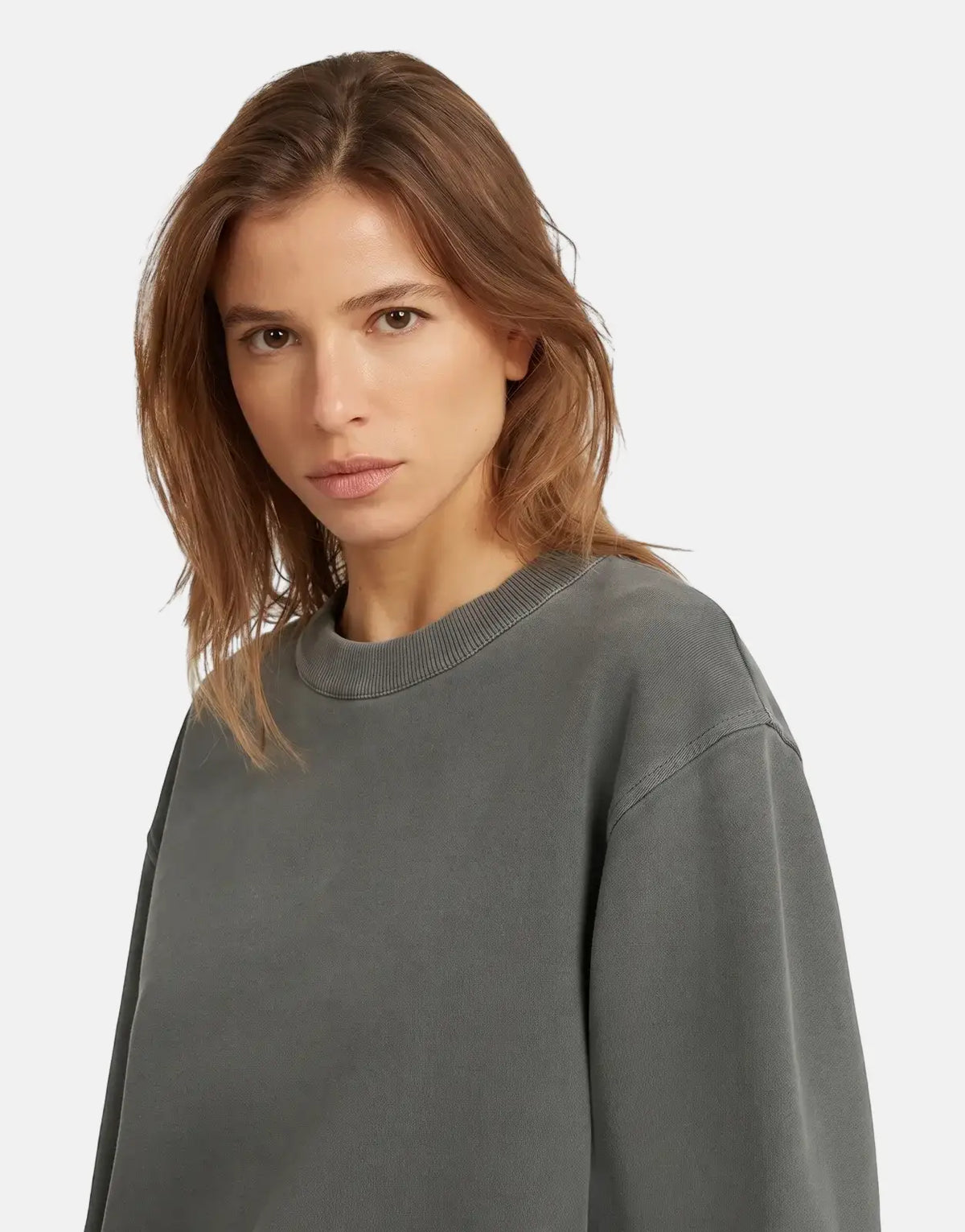 Woman models a dark grey G-Star RAW Modern Basic Relaxed Asfalt crew neck sweatshirt, featuring a comfortable relaxed fit.