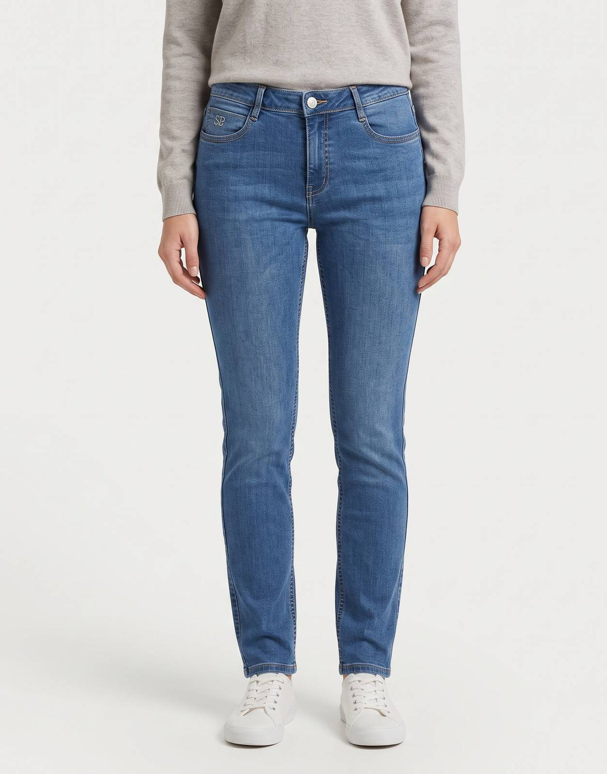 Blue denim Sissy Boy Elana skinny jeans, featuring a classic five-pocket style and a slim fit, shown from the front.